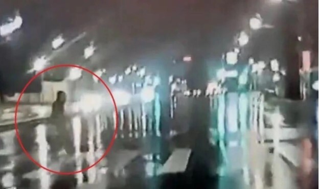 Người đàn ông nhận cái kết thương tâm khi cố chạy qua đường trong đêm mưa