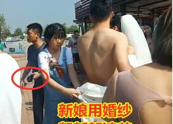 Bất ngờ với phản ứng của cô dâu khi chú rể bị lột sạch đồ giữa đường