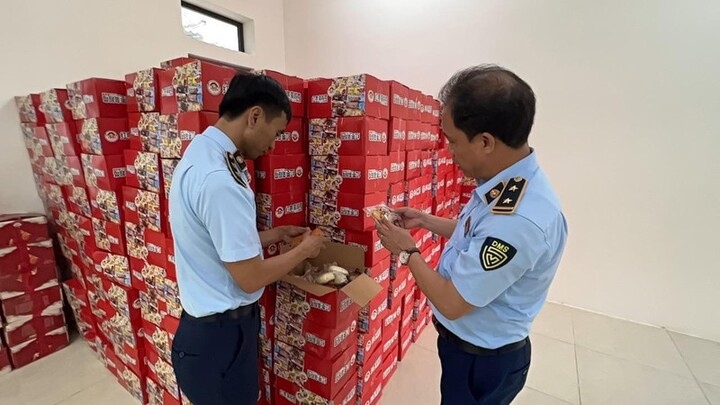 Hà Nội: Tạm giữ cả nghìn thùng bánh bông lan nghi nhập lậu