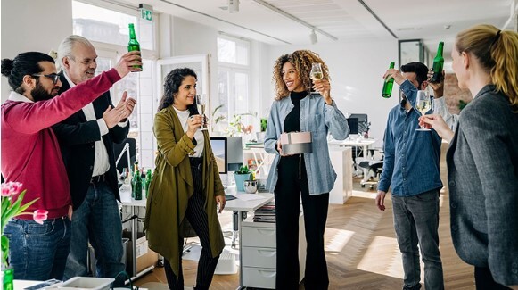 Nhân viên kiện sếp vì “bị” tổ chức tiệc sinh nhật và cái kết gây ngỡ ngàng