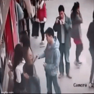 Video: Thanh niên trộm điện thoại “nhanh như cắt” chỉ với một đôi đũa