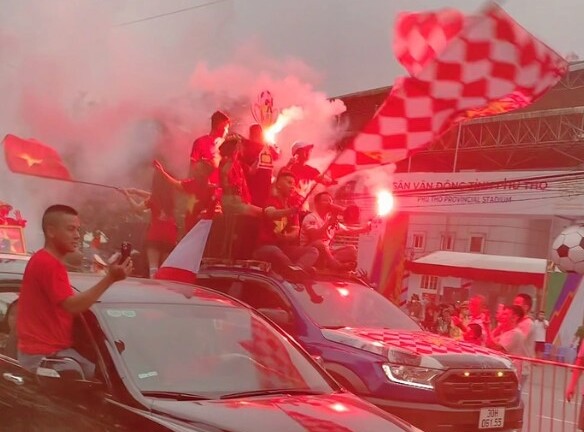 CĐV ùn ùn đổ về sân Việt Trì để tiếp sức cho U23 Việt Nam