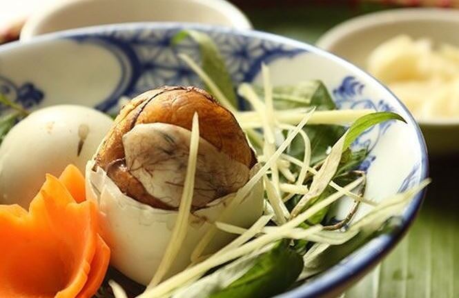 Tại sao trứng vịt lộn thường ăn với gừng và rau răm?