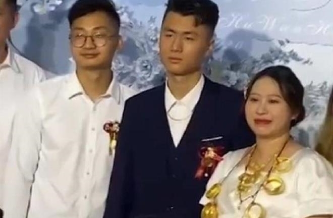 Cô dâu đeo vàng trĩu cổ, cười tươi như hoa, thái độ của chú rể gây xôn xao