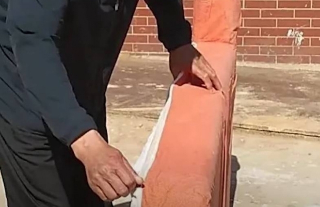 Phát hiện “kho báu” hơn 500 triệu trong chiếc đệm ghế sofa rách nát bị vứt gần bãi rác