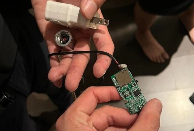 Đôi vợ chồng phát hiện 4 lỗ nhỏ cạnh TV, tháo ra kiểm tra liền phát hiện thứ đáng sợ