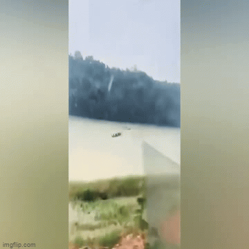 Video: Hãi hùng cảnh sét đánh thẳng xuống con thuyền đang di chuyển giữa sông