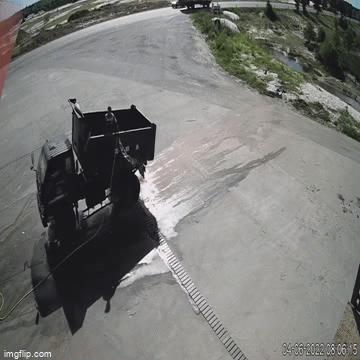 Ô tô tải bất ngờ trôi tự do xuống dốc, thanh niên đứng trong thùng xe hốt hoảng cầu cứu