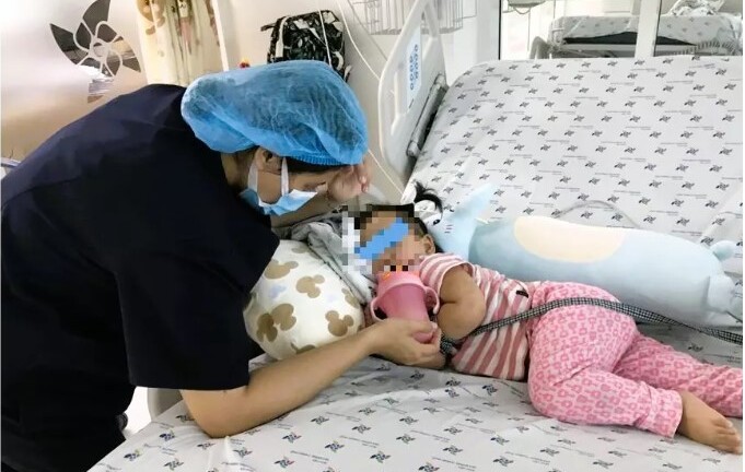 Tin tức đời sống ngày 11/6: Bé 2 tuổi suy hô hấp, thiếu oxy não vì bị dây ba lô quấn cổ