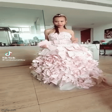 Trầm trồ trước chiếc váy đính đầy vé số in 4D của cô gái trẻ