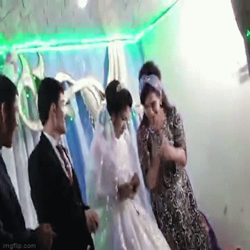 Chú rể đánh cô dâu ngay trên sân khấu, thái độ sau đó càng gây ngỡ ngàng hơn