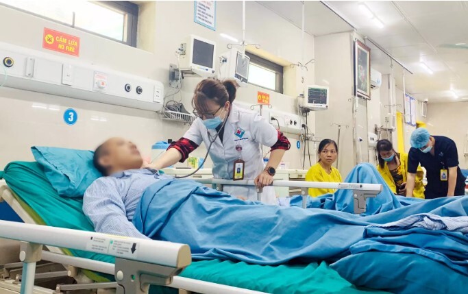 Sốc phản vệ nặng sau khi bị ong vàng đốt trong lúc dọn vườn nhà