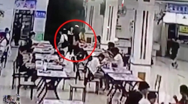 Nữ sinh viên đổ cả bát mỳ nóng lên đầu bạn, chi tiết sự việc gây bức xúc