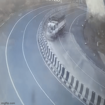 Video: Tài xế văng khỏi xe tải sau cú tông mạnh vào dải phân cách