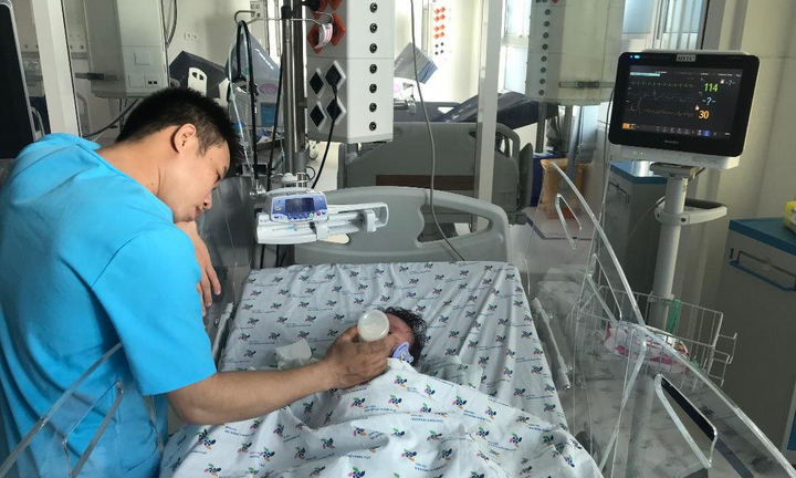 Bé trai 7 tháng tuổi nguy kịch do nhầm sốt xuất huyết với rối loạn tiêu hóa