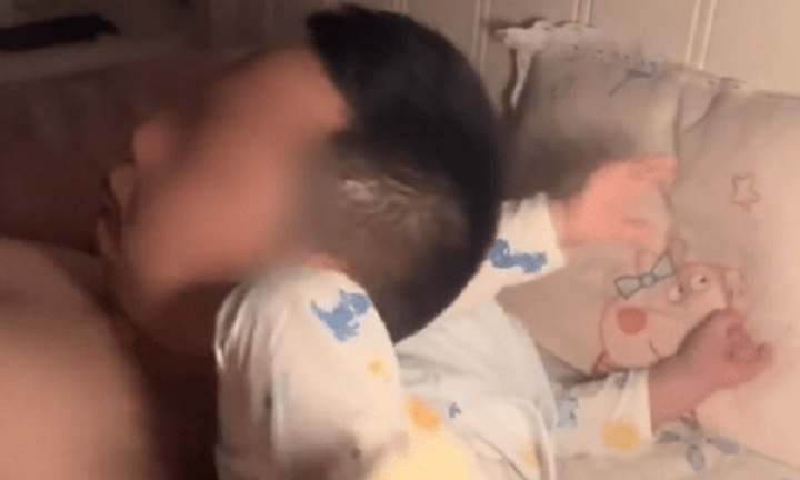 Nửa đêm tỉnh giấc không thấy con, mẹ tìm quanh rồi giật mình vì cảnh trước mắt