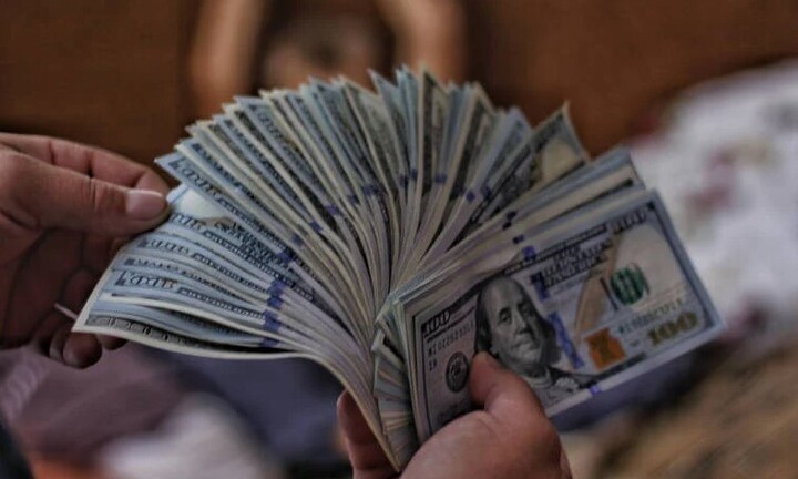 Hành động gây choáng của nam nhân viên khi được trả số tiền gấp 330 lần lương tháng