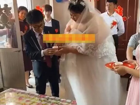 Dân tình xôn xao khi chú rể nhỏ con cưới cô dâu nặng hơn 200kg