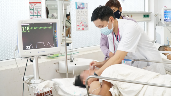 3 người đàn ông nhập viện cấp cứu sau khi ăn nhộng ve sầu