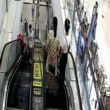 Hoảng hồn chứng kiến cảnh bé trai gặp tai nạn khi đi thang cuốn