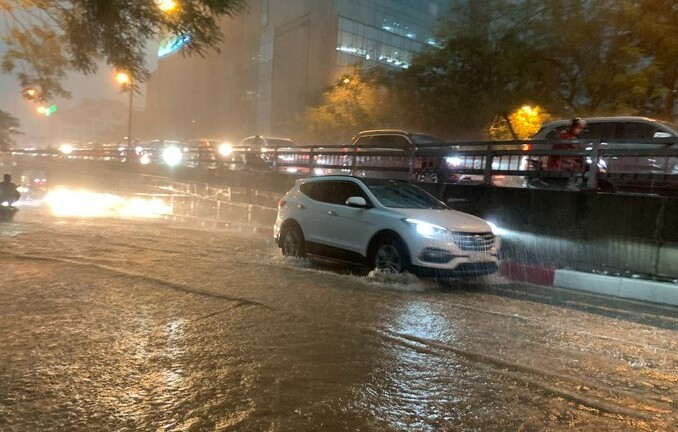 Hà Nội mưa như trút nước đúng giờ cao điểm, người dân khó di chuyển vì ngập úng
