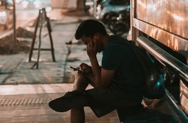 Người đàn ông khóc nức nở giữa đường lúc nửa đêm vì con gái đòi bỏ học