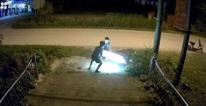 Bảng hiệu cửa hàng ven đường bị đổ, hai cậu bé có hành động khiến dân tình khen hết lời