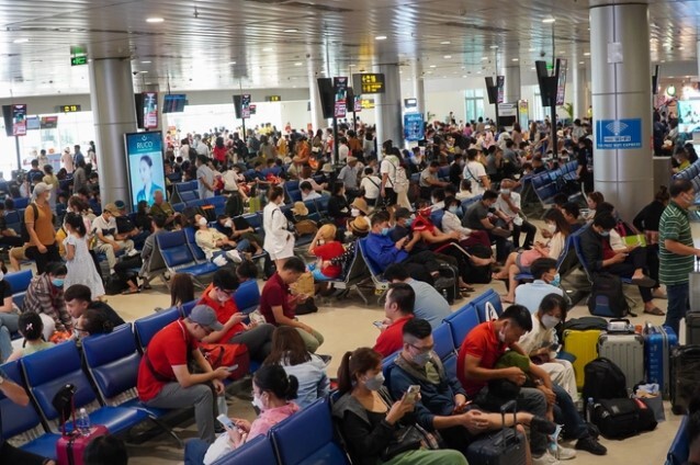 Sân bay Tân Sơn Nhất chật kín hành khách những ngày cuối tuần