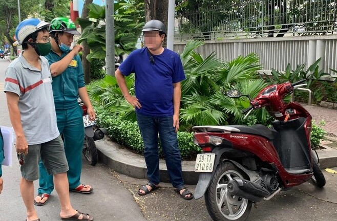 TP.HCM: Bị giật dây chuyền vàng, người đàn ông tông thẳng vào xe tên cướp