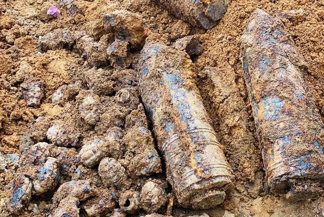 Bắc Giang: Phát hiện hơn 1,4 tấn đầu đạn pháo và vỏ lựu đạn khi đào móng nhà
