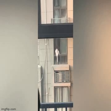 Thót tim cảnh bé trai 4 tuổi trèo ra ngoài cửa sổ căn hộ ở tầng 29