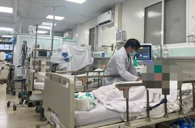 TP.HCM: 5 người nhập viện sau khi uống rượu pha với cồn rửa tay