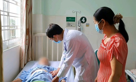 Cụ bà 64 tuổi thủng đại tràng do vô ý nuốt phải hàm răng giả khi uống thuốc