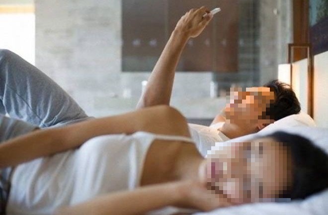 Vợ suy sụp khi biết lý do chồng cả ngày ôm điện thoại, đi tắm cũng không rời