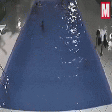 Video: Nam bảo vệ kịp thời cứu giúp bé trai gặp sự cố thót tim dưới bể bơi