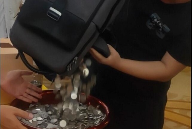 Choáng váng trước món quà cưới nặng 42kg từ hội bạn thân của chú rể