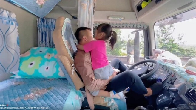 Bố mẹ đưa con gái 4 tuổi đi làm cùng trên xe tải chở than gây xôn xao cộng đồng mạng