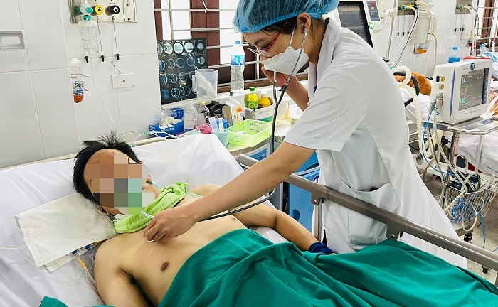 Đột ngột nhìn mờ cả hai mắt, khó thở sau khi uống rượu liên tục