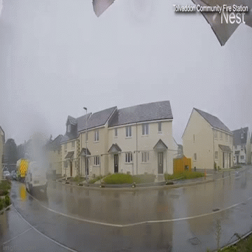 Kinh hoàng cảnh sét đánh trúng mái nhà, gạch ngói rơi lả tả