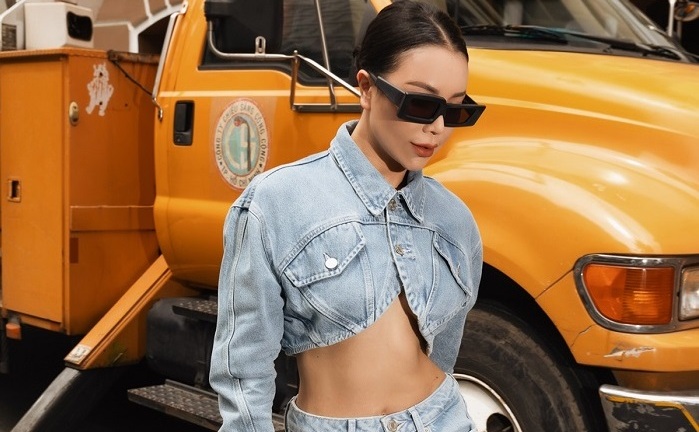 Trà Ngọc Hằng diện trang phục style đường phố, khoe khéo vòng eo con kiến gợi cảm