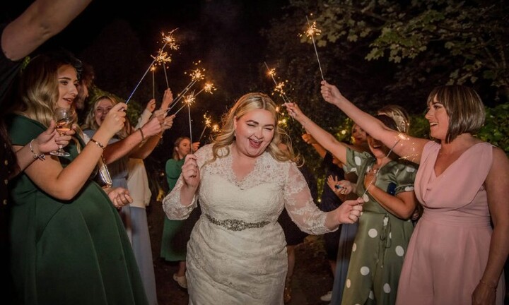 Chú rể biến mất ngay ngày cưới, cô dâu đưa ra quyết định gây ngỡ ngàng