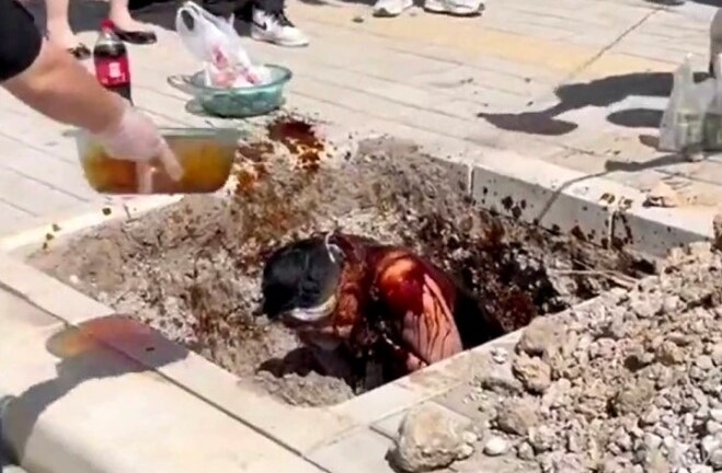 Chú rể cố bịt miệng, khổ sở ngồi chịu trận dưới hố vì lý do khiến dân tình ngán ngẩm