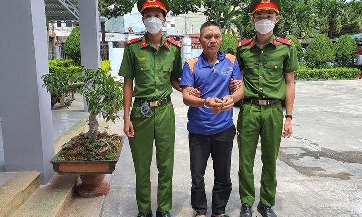 Mâu thuẫn trong lúc uống rượu, con trai đâm bố ruột tử vong tại chỗ