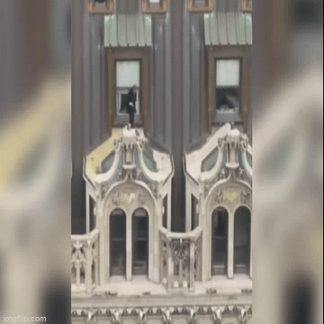 Người đàn ông mạo hiểm “bay nhảy” trên nóc tòa nhà 23 tầng