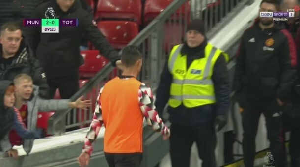 Bỏ về sớm ở trận thắng Tottenham, Ronaldo bị MU loại khỏi đội hình đấu Chelsea