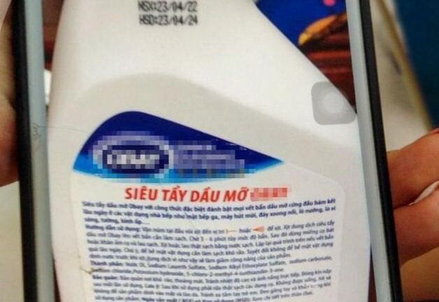 Xịt hóa chất tẩy dầu mỡ vào vùng cổ, bé gái 19 tháng tuổi ở Hà Nội bị bỏng