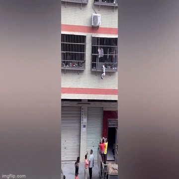 Hoảng sợ nhìn bé trai kẹt đầu vào song sắt, cả người lơ lửng ngoài “chuồng cọp” ban công