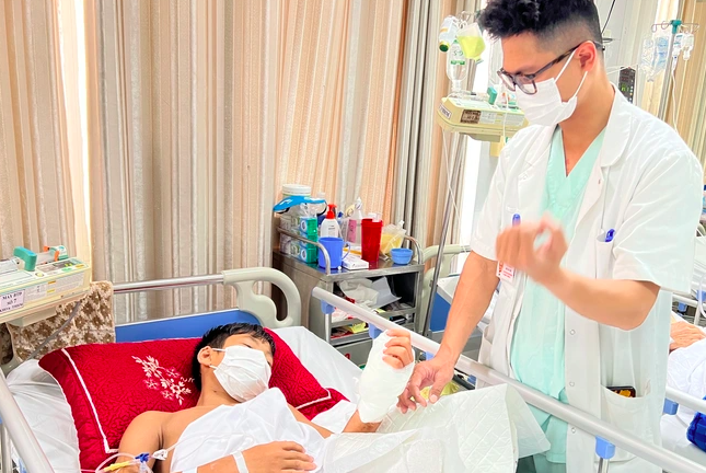 Mày mò làm thước kẻ gỗ, bé trai 13 tuổi bị đứt gần rời hoàn toàn 1/2 bàn tay