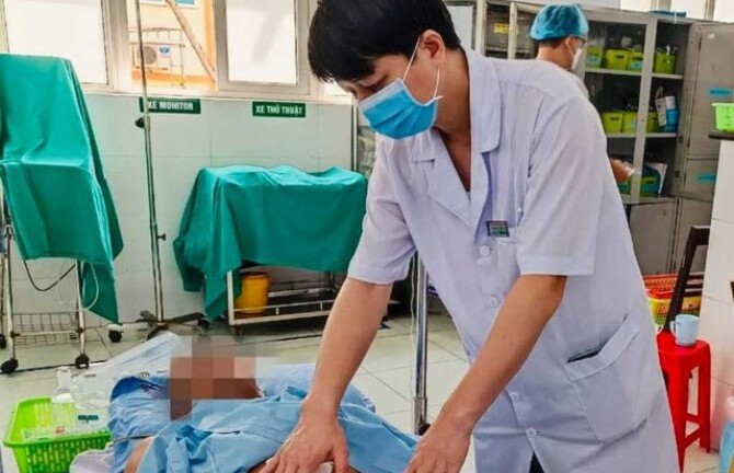 Người đàn ông nguy kịch vì bị lưỡi cưa văng trúng vào vùng bụng