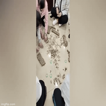 Nam thanh niên gây choáng khi mang 5 túi đựng tiền xu đến đặt cọc mua ô tô